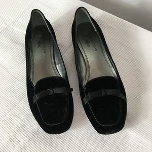Anne Klein ladies black faux suede bow top shoes
